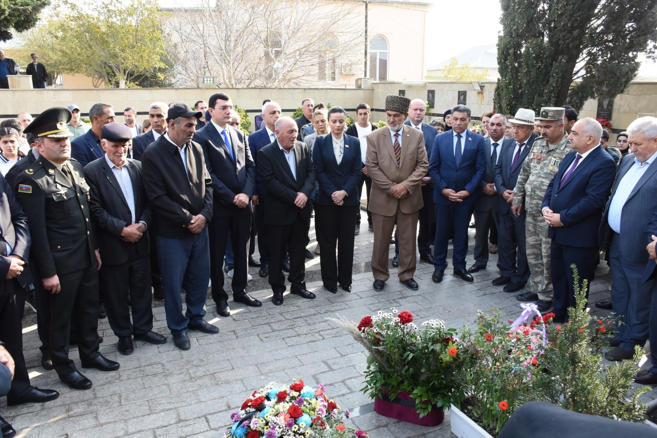Qaradağın icra başçısı şəhidlərin anım mərasimində iştirak edib - FOTOLAR